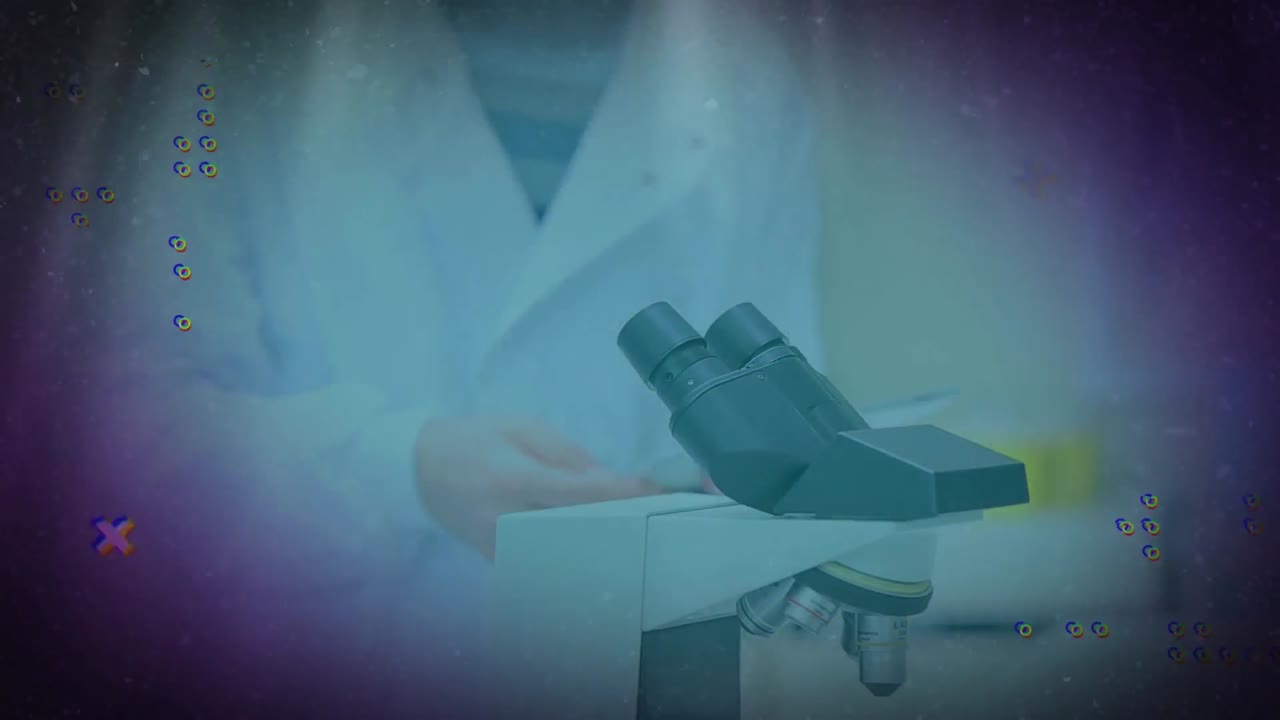 여성 백인 과학자가 안경을 착용하여 현미경을 통해 보는 점의 애니메이션