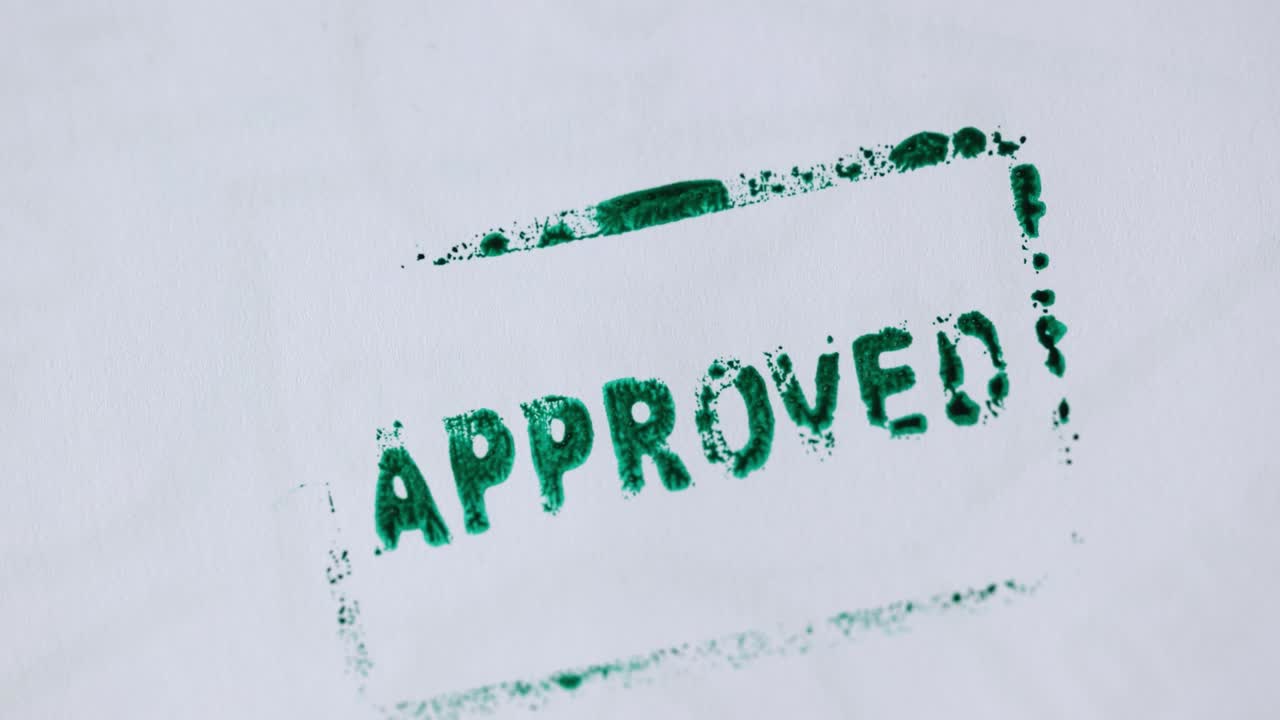 sello verde aprobado sobre fondo blanco