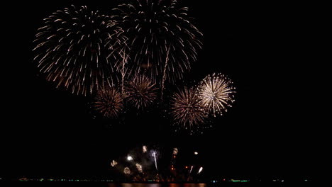 lanzamiento sistemático de fuegos artificiales de baja a alta altitud revelando un clímax a una exhibición extraordinaria de chispas y llamas de colores, festival internacional de fuegos artificiales de pattaya 2023, tailandia