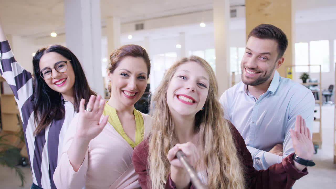 행복한 동료들이 셀카를 찍고 있습니다.