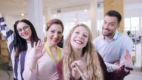 compañeros de trabajo felices tomando un grupo de selfies