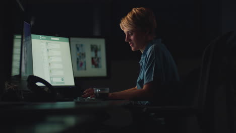 Mujer-De-Negocios-Cansada-Bostezando-Trabajando-Hasta-Tarde-En-La-Oficina-Con-La-Cara-Iluminada-Por-La-Pantalla-De-La-Computadora