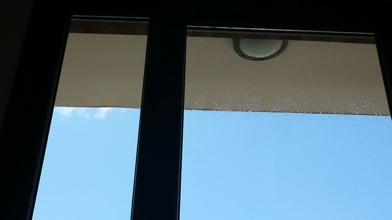 방울이 떨어지는 창문 풍경