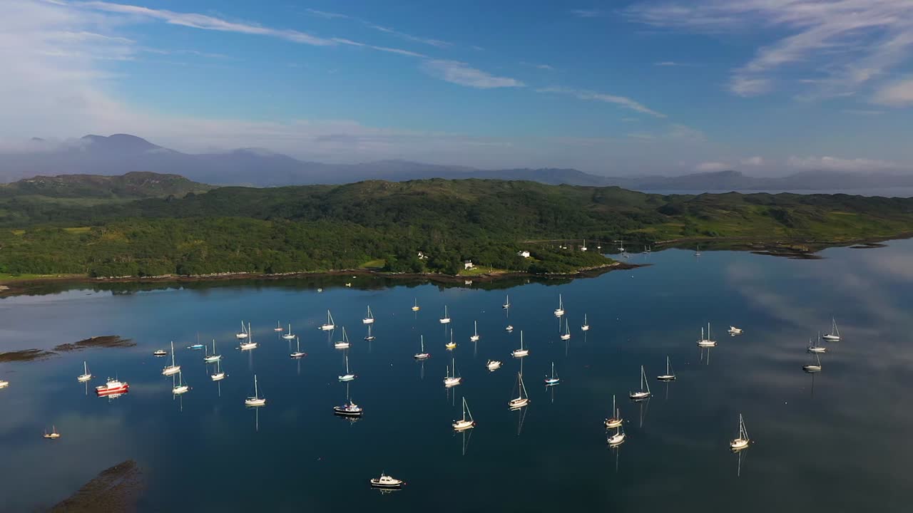 마을을 향한 아리사이그 정박지 주변의 4k 공중 각도 패닝