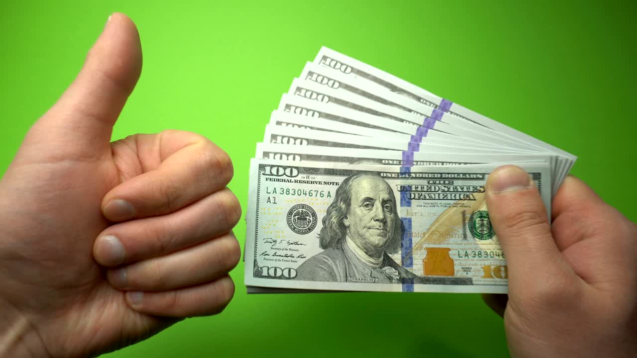 hasta los billetes de 100 dólares en la mano del hombre cercano.