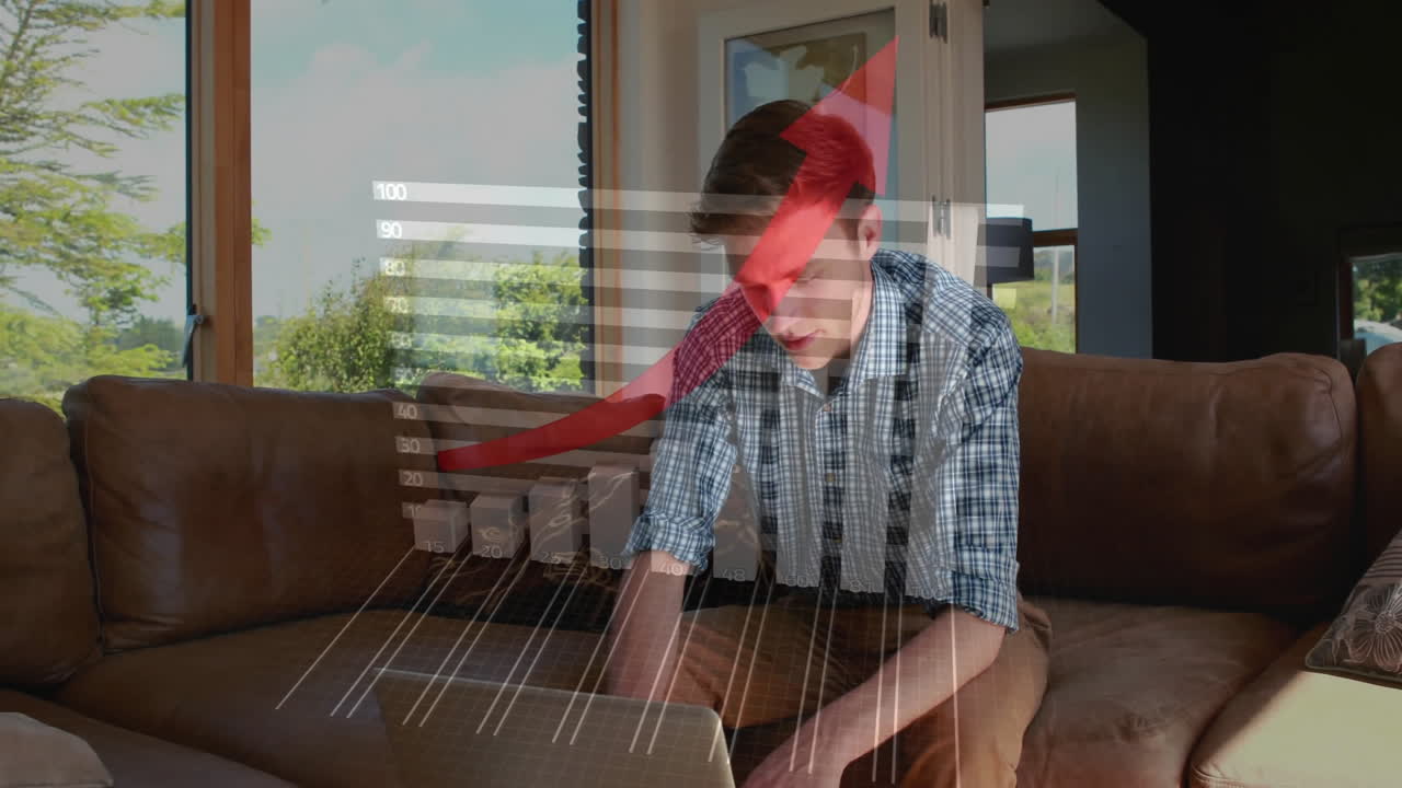 analizando datos financieros en la computadora portátil, hombre con animación de gráficos en la sala de estar