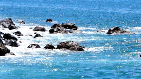 土耳其海景風景 波浪在火山黑岩石上破裂 馬德拉島的海岸線,慢動作片段,大西洋