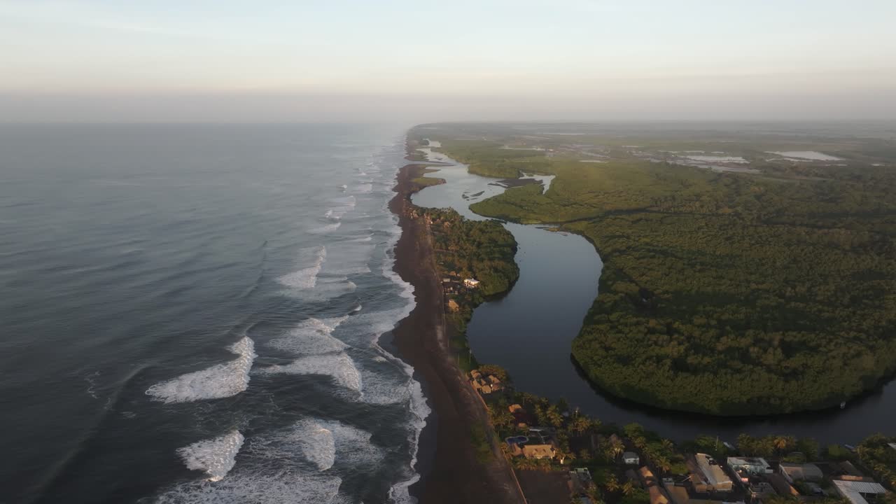 una amplia vista de la aldea de surf el paredon en guatemala durante el amanecer, desde el aire
