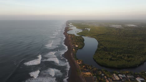 Amplia-Vista-Del-Pueblo-De-Surf-El-Paredon-En-Guatemala-Durante-El-Amanecer,-Aéreo