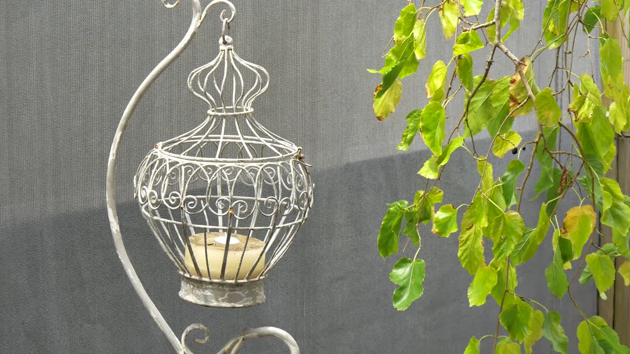 장례식에 사용되는 꽃과 촛불의 샷