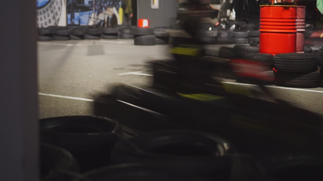 Corse di go-kart di notte