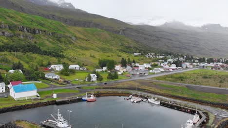 Antenne-Der-Stadt-Port-Seydisfjördur-In-Island-Mit-Dramatischem-Berghintergrund