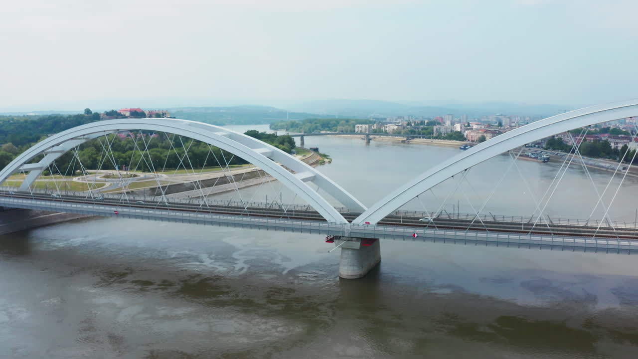 moderno puente de arco sobre un río en una ciudad europea