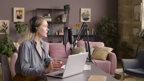 mujer grabando un podcast con auriculares 1