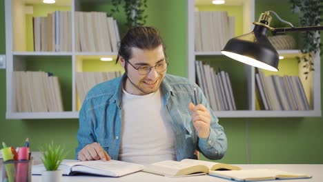 Ein-Männlicher-Student,-Der-Mit-Entschlossenheit-Und-Ehrgeiz-Studiert.