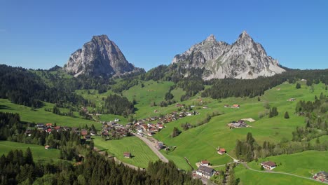 vista aérea de la aldea en los alpes en suiza con el monte grosser mythen y brunni en el fondo