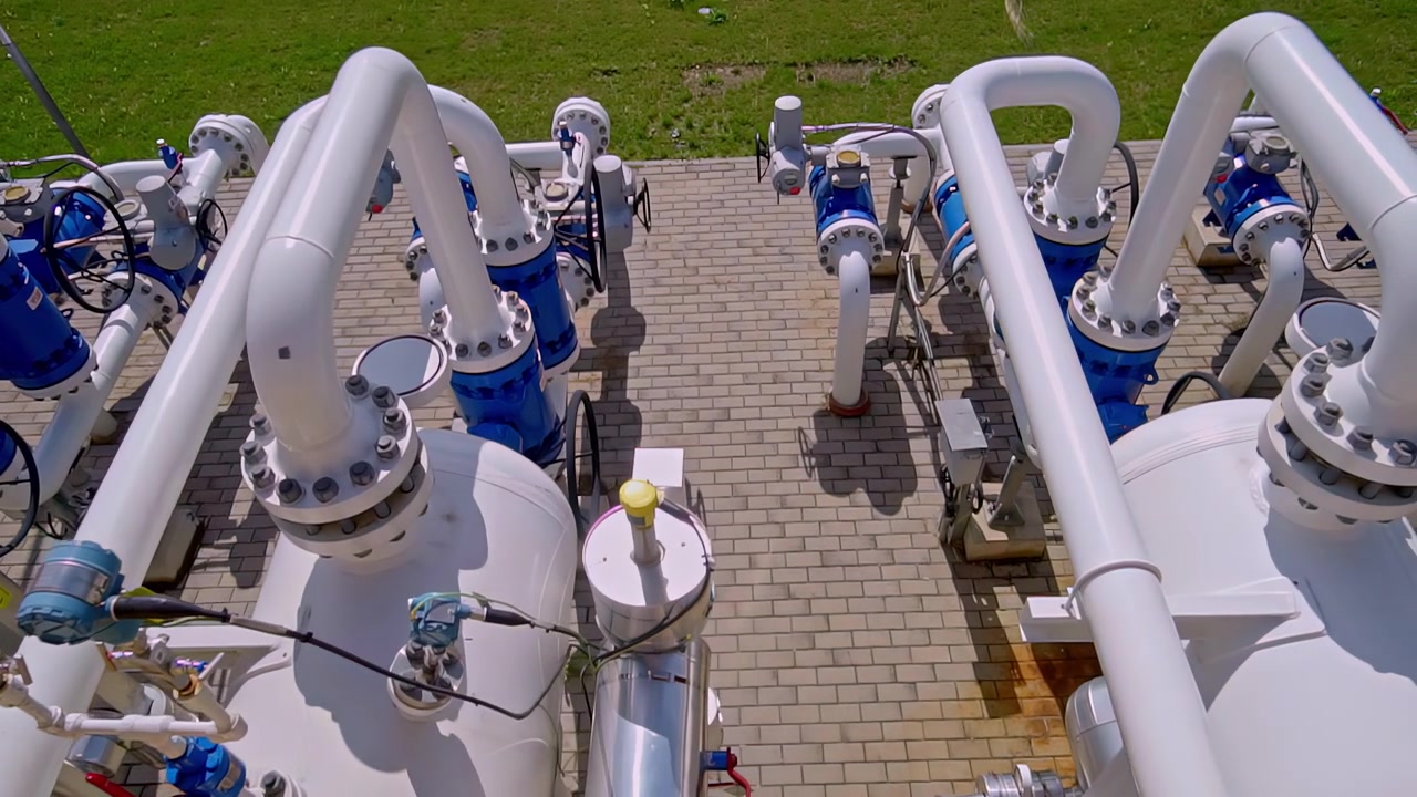 Attrezzature industriali presso un impianto di stoccaggio e trasporto di gas naturale.