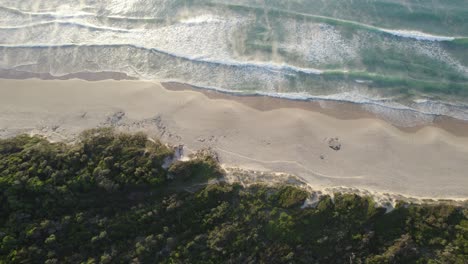 Niebla-Marina-Sobre-Las-Olas-En-Las-Orillas-Arenosas-De-La-Playa-De-Sol-En-Queensland,-Australia