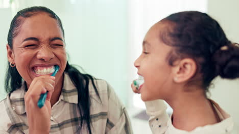 cepillándose los dientes, madre e hija