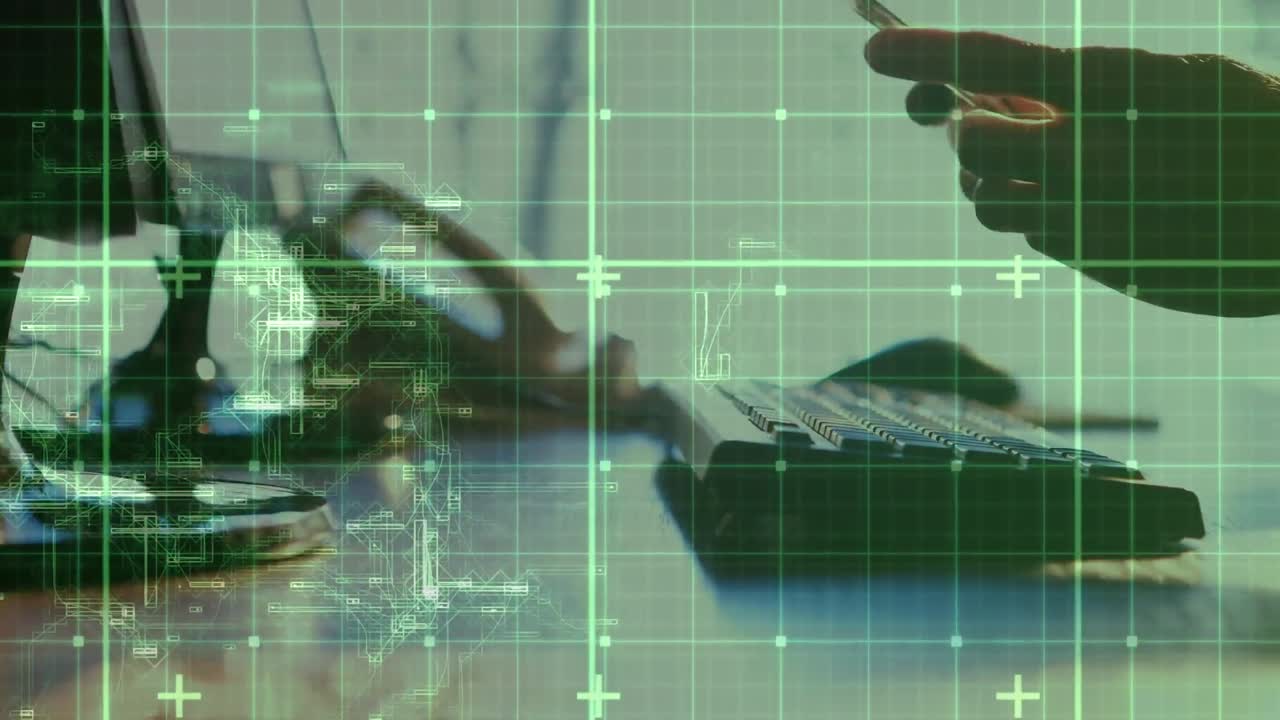 animación del procesamiento de datos en una pantalla digital sobre las manos de un hombre caucásico usando el teclado