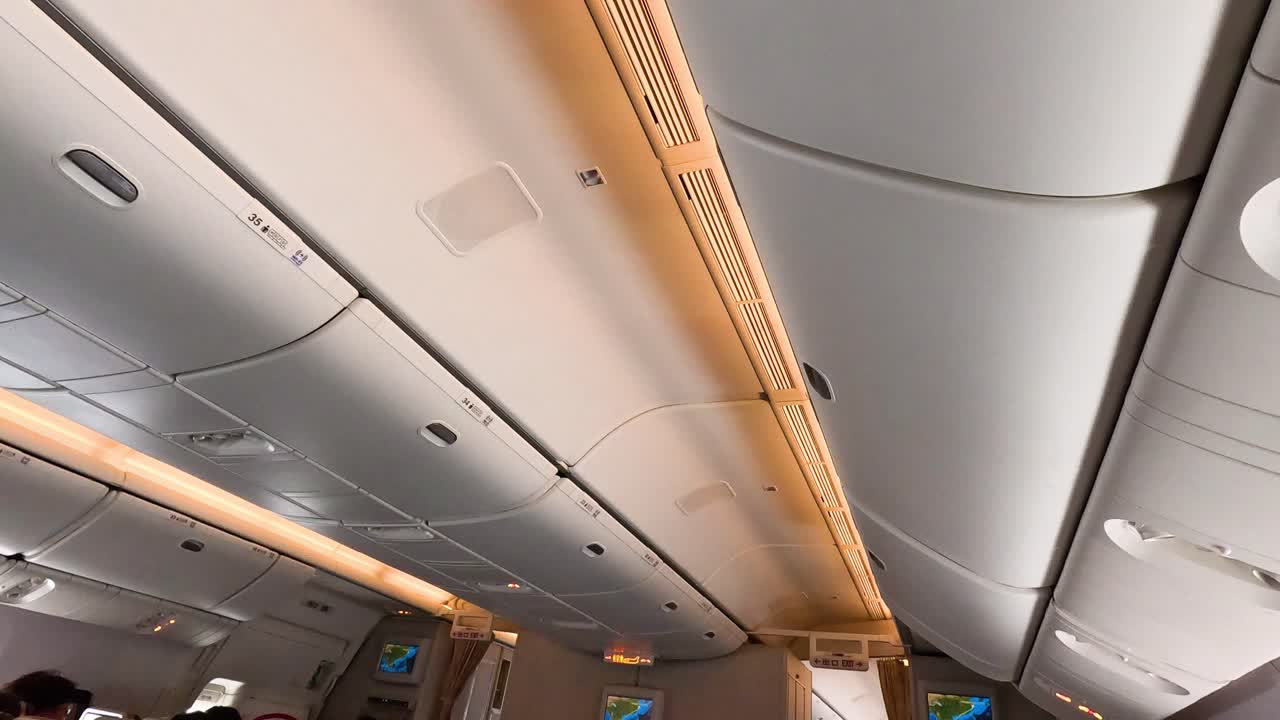 Vista dell'interno della cabina di un aereo durante il volo