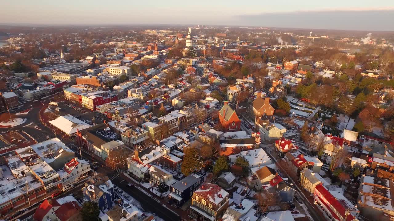 toma aérea ultra amplia del amanecer dorado en el centro histórico de annapolis y la capital del estado de maryland