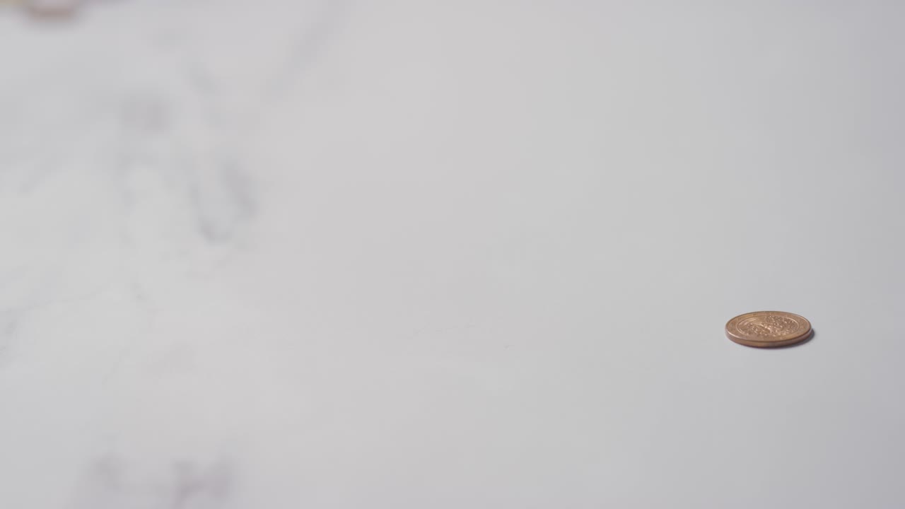 대리석 표면에 계산된 유로 지폐와 동전의 통화 샷을 닫습니다.