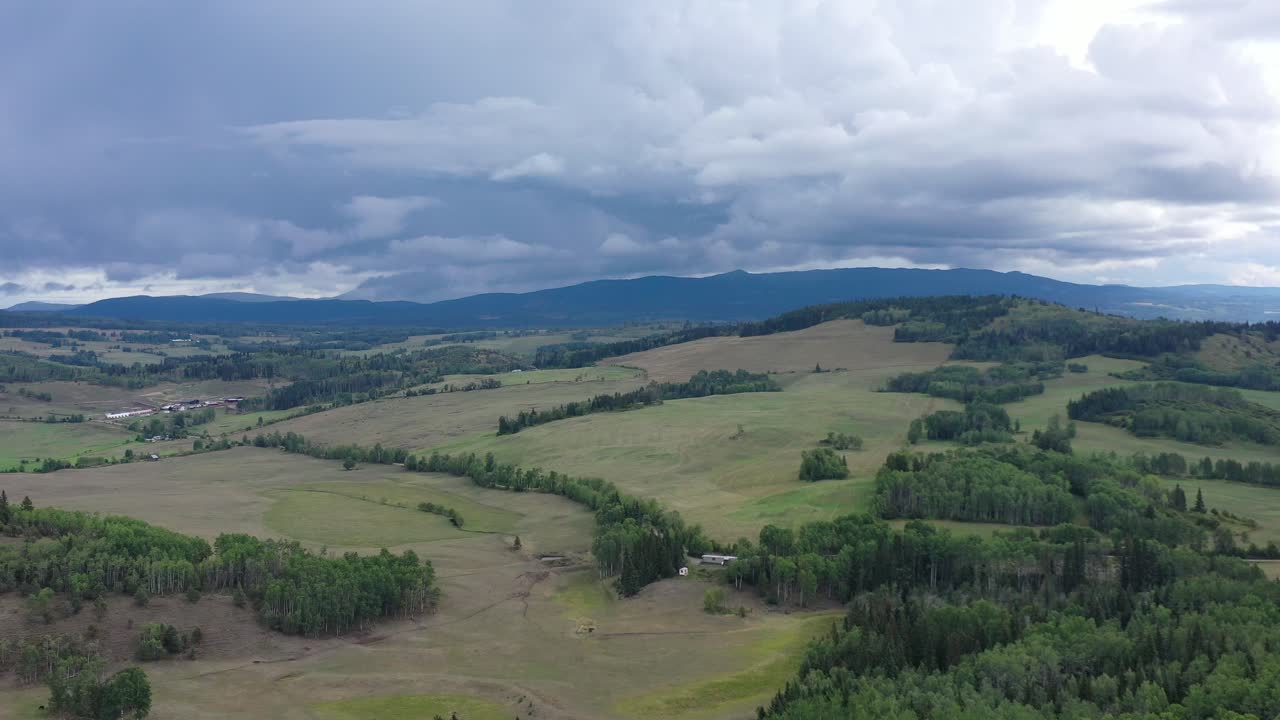 en las selvas de bulkley valley: un paseo panorámico a través de bosques y montañas cerca de smithers, bc