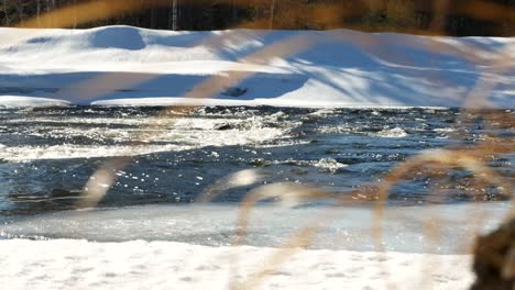 Río-Derritiéndose-Lentamente-Al-Sol-Durante-La-Primavera-En-El-Norte-De-Suecia