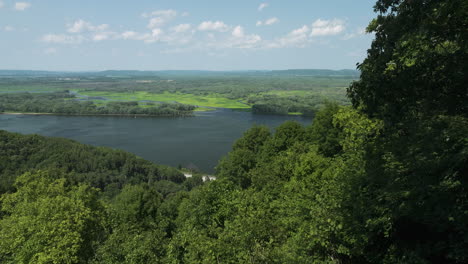 Panorama-Del-Río-Mississippi-Y-árboles-Verdes-En-El-Bosque-En-El-Parque-Estatal-Great-River-Bluffs