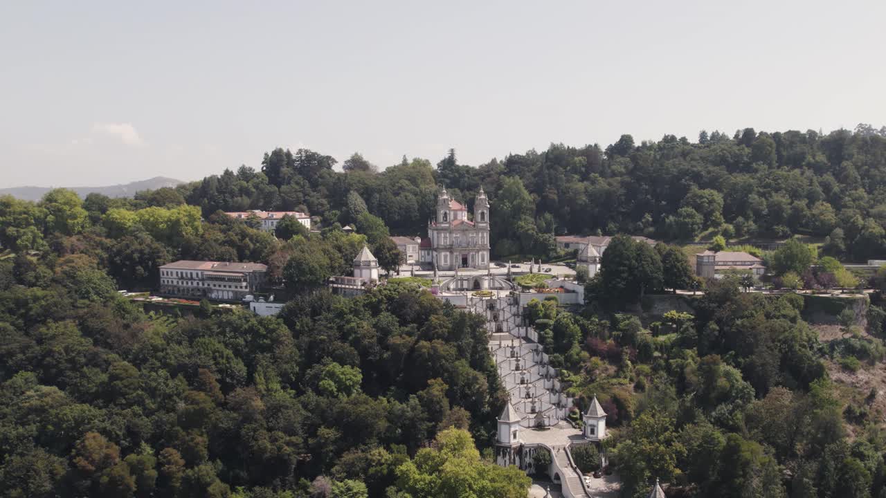 lugar de peregrinación cristiana con una monumental escalera barroca, bom jesus do monte en tenoes