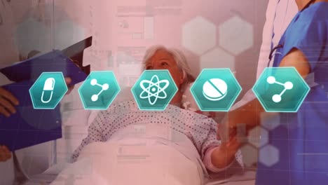 iconos médicos y procesamiento de datos contra trabajadoras de la salud que apoyan a pacientes de edad avanzada