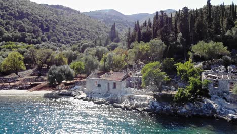 vista aérea de casas antiguas en la playa de agia sofia en kefalonia, grecia - disparo de drones