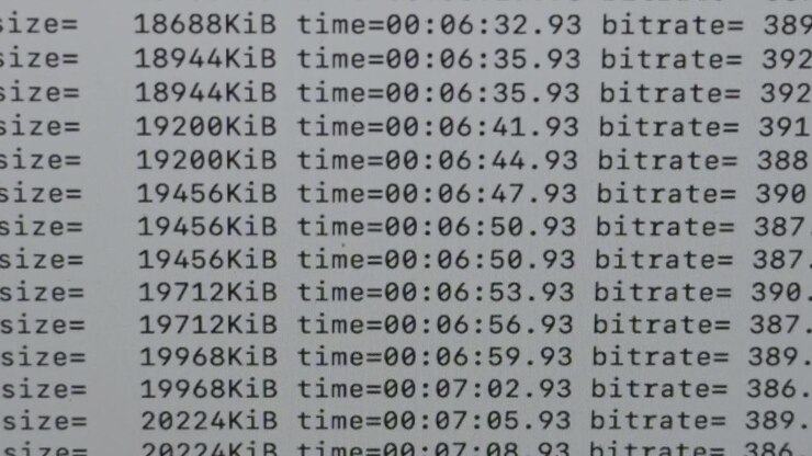 Tekniske data opdateres løbende på en computerskærm med information om bitrate, filstørrelse og forløbet tid, nyttigt til koncepter inden for computing, databehandling, kodning og softwareteknologi.