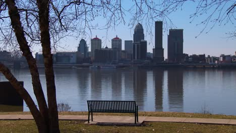 Ein-Wunderschöner-Park-Mit-Blick-Auf-Louisville,-Kentucky-Und-Den-Ohio-River-1