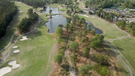 Toma-Aérea-Volando-Sobre-Un-Campo-De-Golf-Panorámico