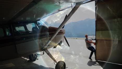 Animación-De-Red-De-Conexiones-Sobre-Avión-En-Hangar.