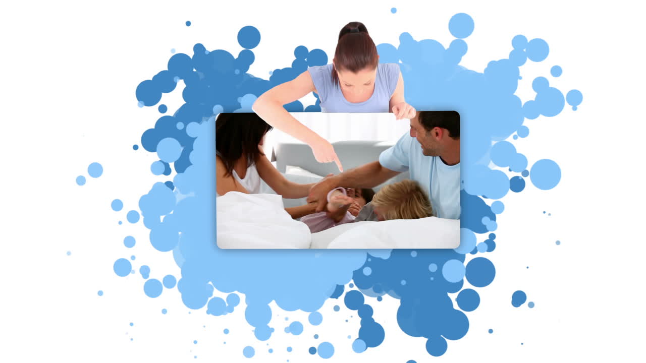 아침에 가족을 보여주는 여자