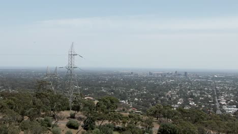 vista del paisaje urbano de adelaida sobre las colinas con frondosos árboles en australia