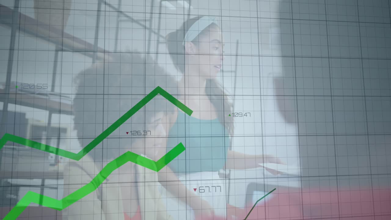 animación del procesamiento de datos financieros sobre diversas personas de negocios en la oficina