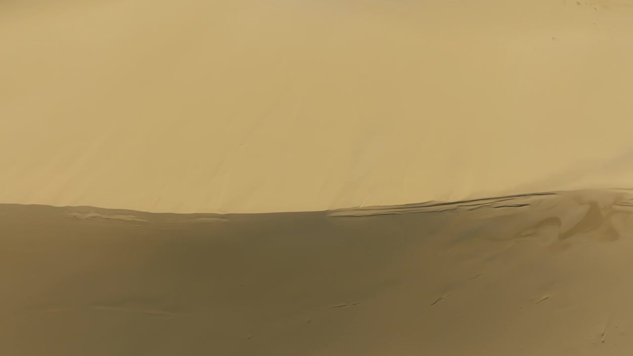 Ampia inquadratura di dune di sabbia modellate dal vento e superficie desertica increspata al Barkhan di Sarykum vicino a Makhachkala, Repubblica del Daghestan, Russia, un paesaggio arido naturale.
