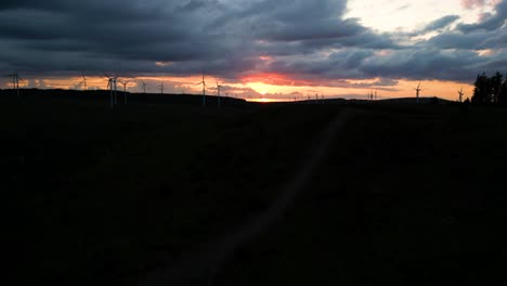 imágenes aéreas del parque eólico al atardecer