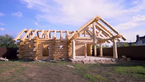 cabaña de madera en construcción