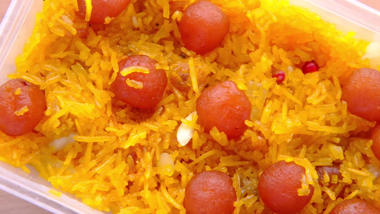 postre indio en un recipiente