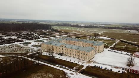 castillo de rundale, letonia, estados bálticos, europa, vista por avión no tripulado