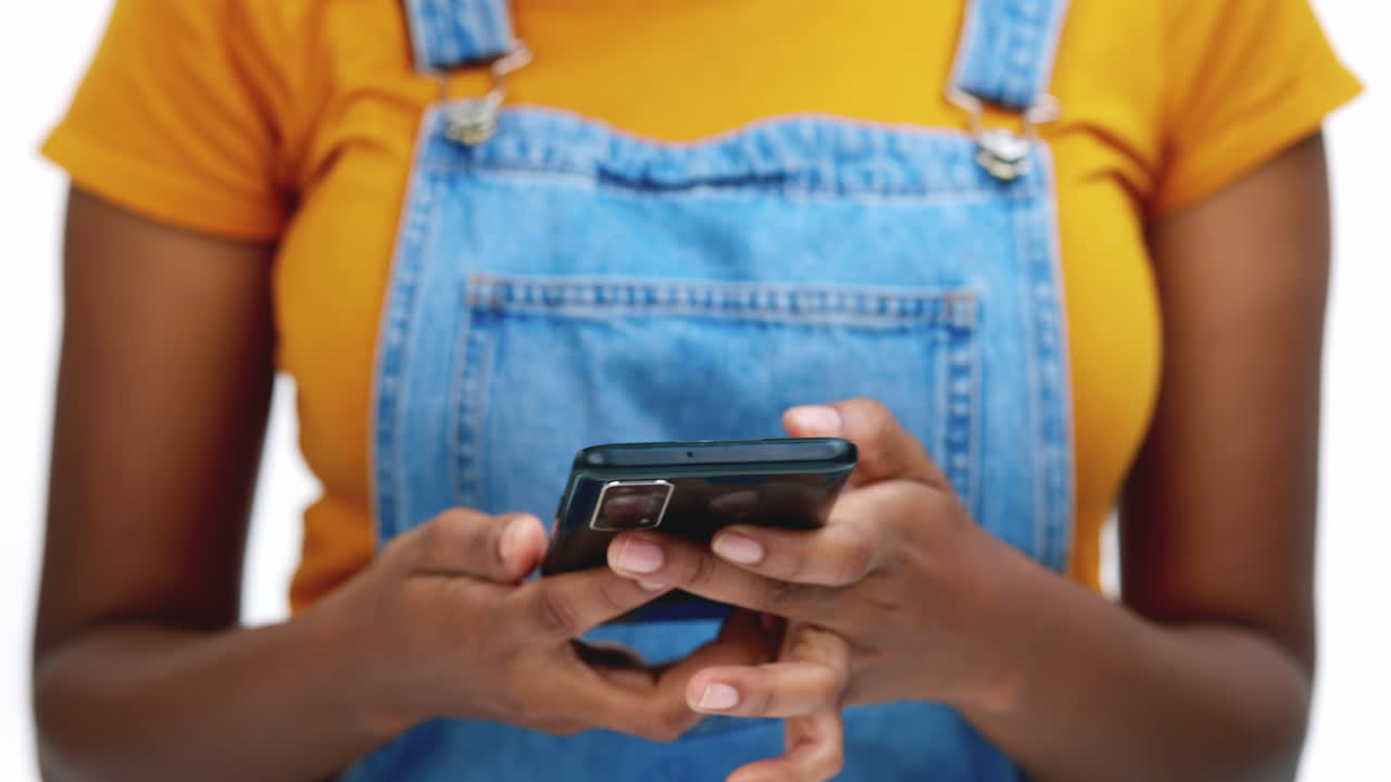 mujer negra, llamada telefónica y comunicación