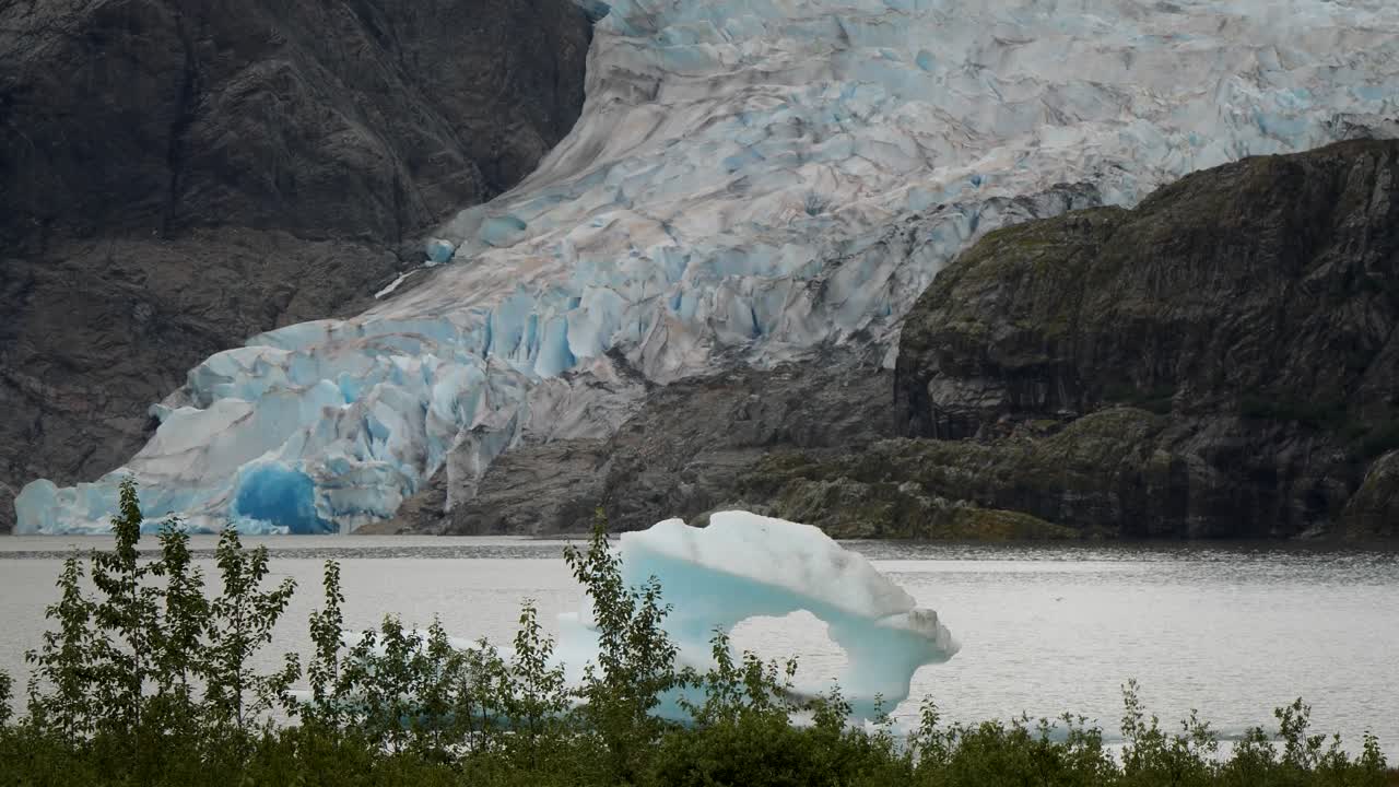 el glaciar mendenhall, hielo flotante en el lago mendenhall (alaska)