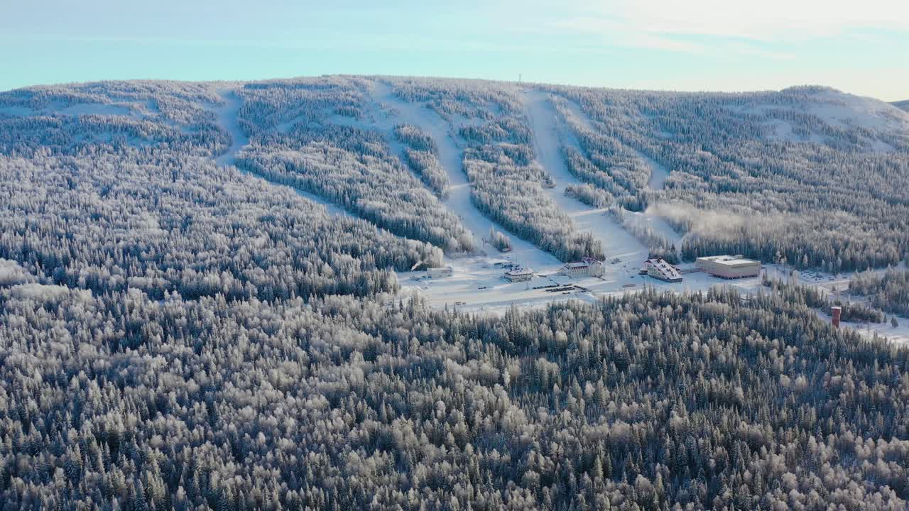 paisaje nevado de la estación de esquí desde arriba