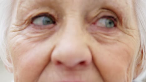 primer plano de una mujer mayor