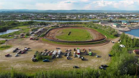 4K-Drohnenvideo-Von-Modifizierten-Stock-Car-Rennen-Auf-Dem-Mitchell-Raceway-In-Fairbanks,-Ak-Während-Eines-Sonnigen-Sommerabends